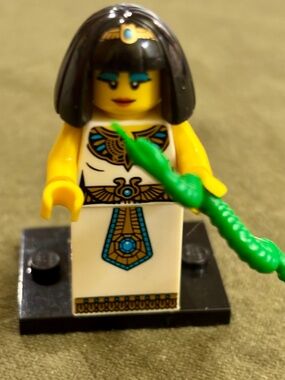 Egyptian Queen, Series 5 (col-078) with Stand and Accessories. LIKE NEW!